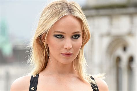 ‘Offended’ Jennifer Lawrence defends fashion choice 